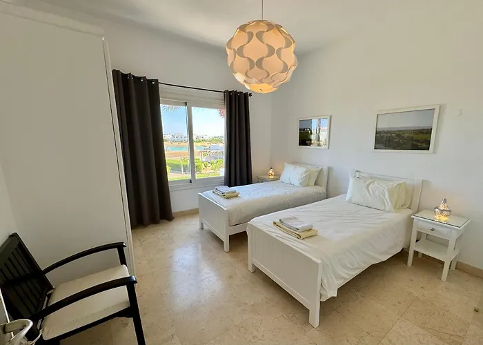 Villa With 5 Bedrooms & 4 Bathrooms - Private Heated Pool